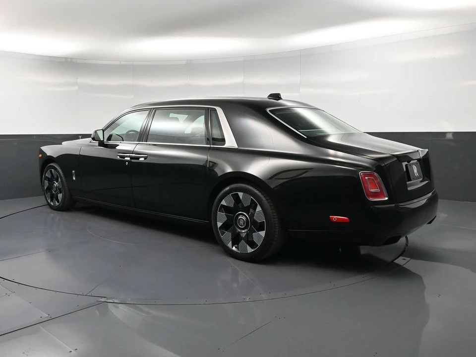 2027 Rolls-Royce Phantom VIII - Image 3 of 31