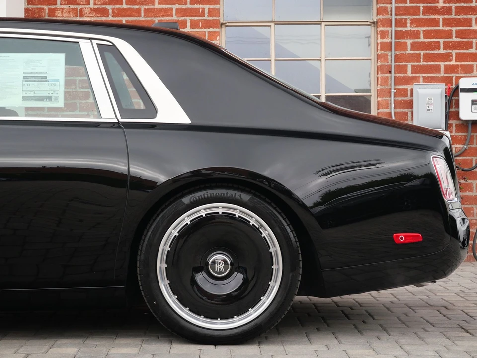 2027 Rolls-Royce Phantom VIII - Image 24 of 31