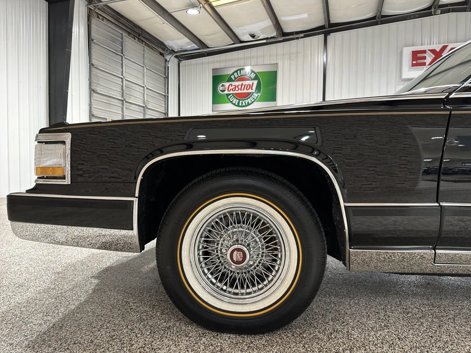1991 Cadillac Brougham - Image 21 of 31
