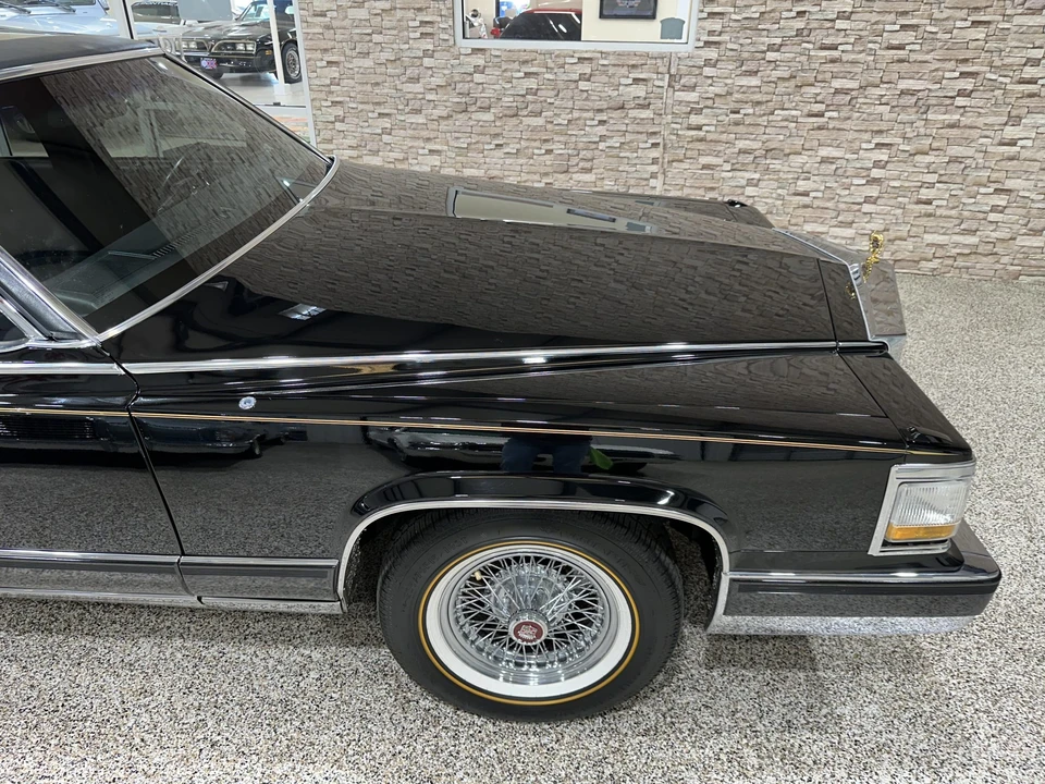 1991 Cadillac Brougham - Image 23 of 31