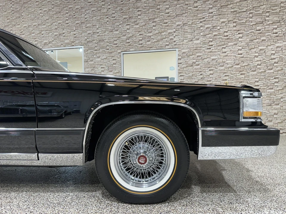 1991 Cadillac Brougham - Image 22 of 31