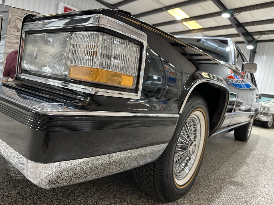 1991 Cadillac Brougham - Image 27 of 31