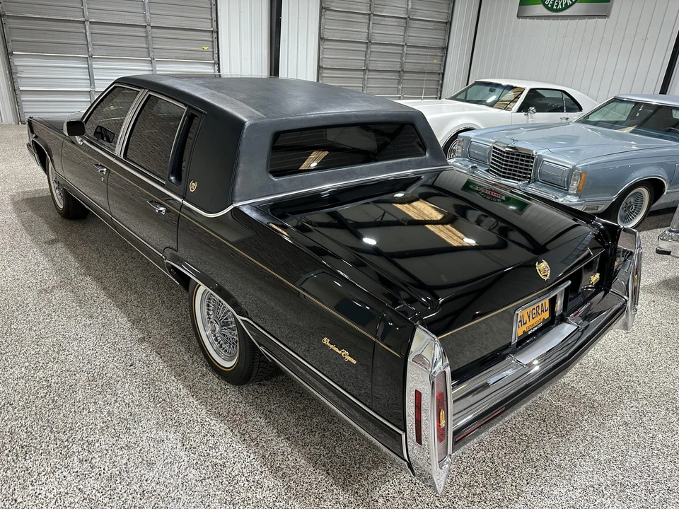 1991 Cadillac Brougham - Image 16 of 31