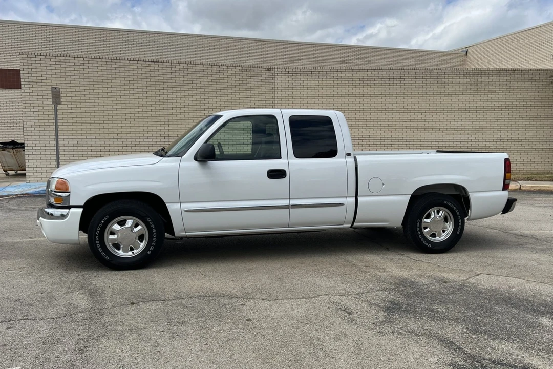 2003 GMC Sierra 2nd Gen - Image 3 of 31