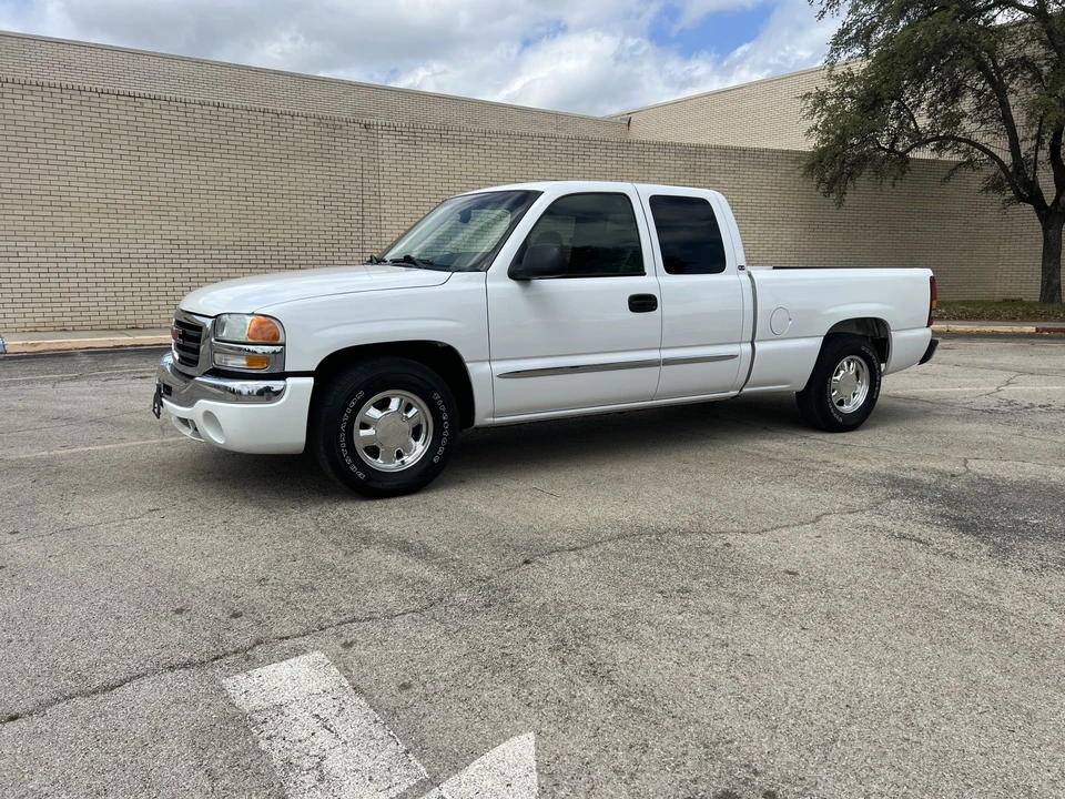2003 GMC Sierra 2nd Gen - Image 2 of 31