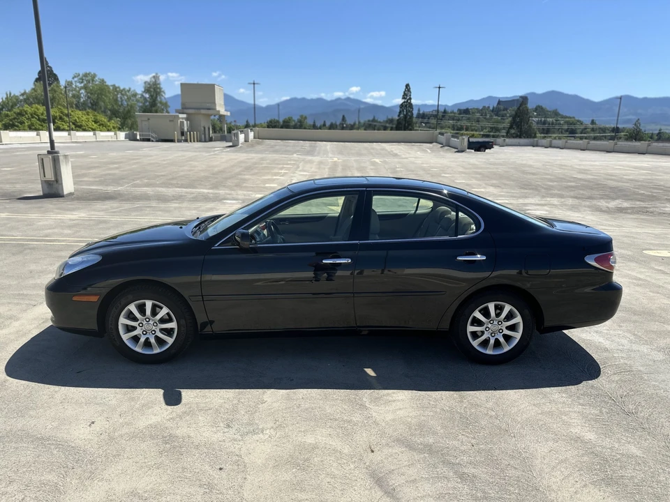 2004 Lexus ES 4th Gen - Image 11 of 31
