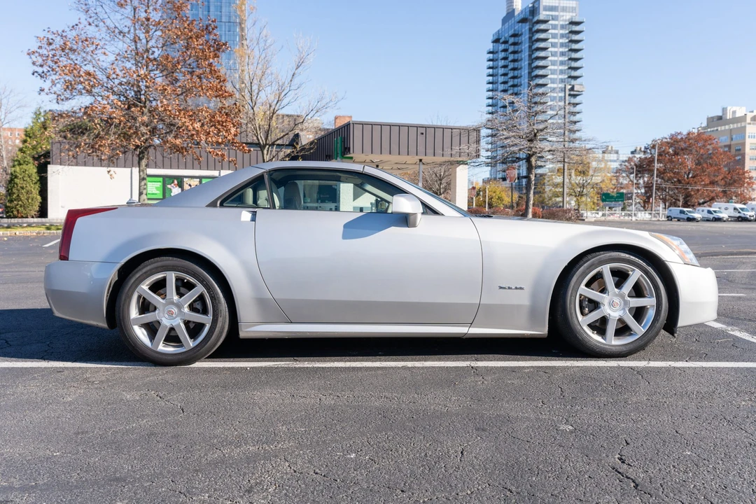 2005 Cadillac XLR - Image 6 of 31