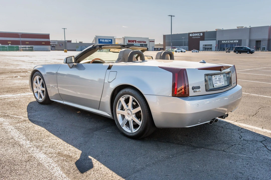 2005 Cadillac XLR - Image 7 of 31