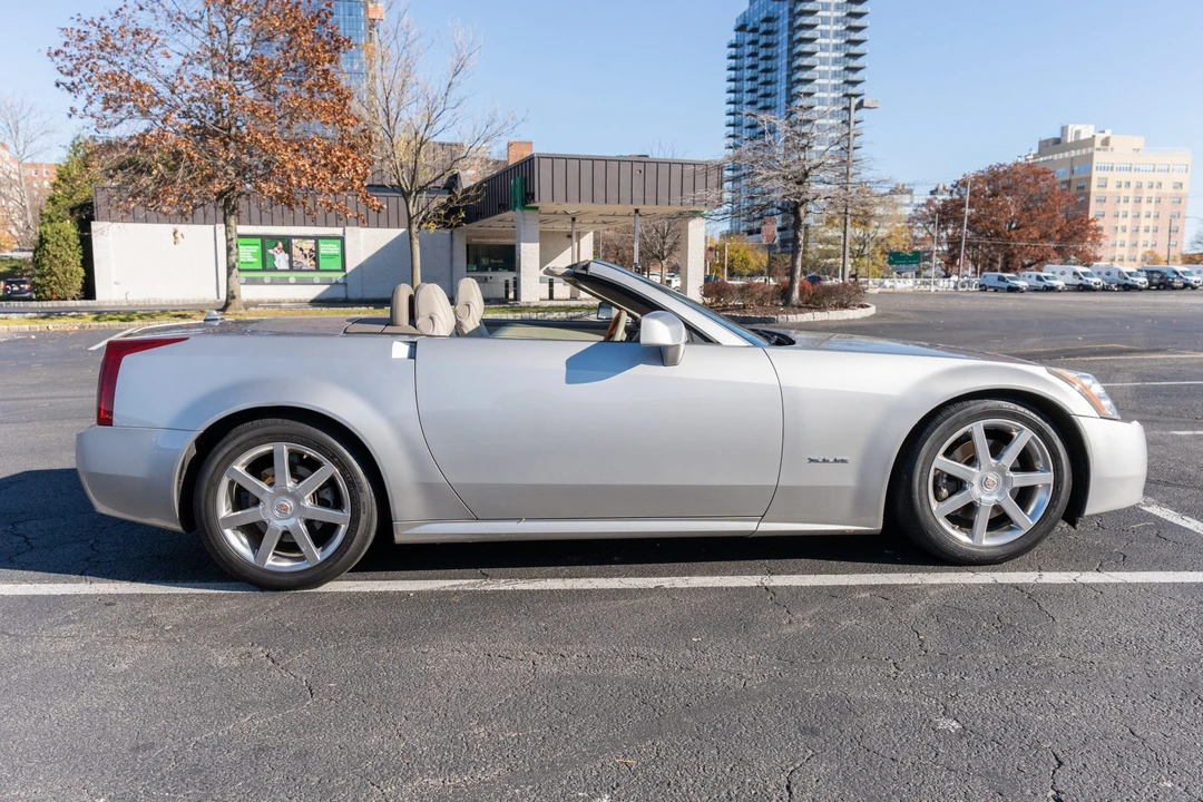 2005 Cadillac XLR - Image 3 of 31