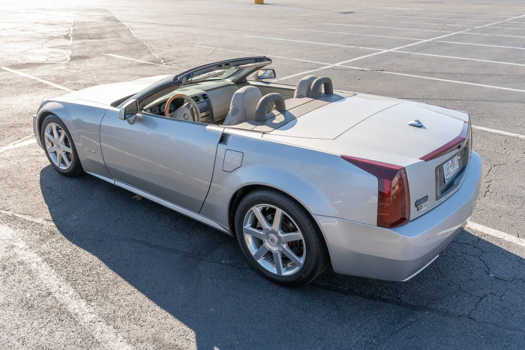 2005 Cadillac XLR - Image 11 of 31