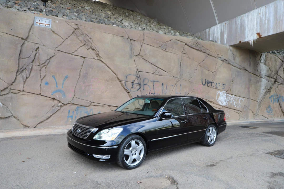 2005 Lexus LS 3rd Gen - Image 5 of 31