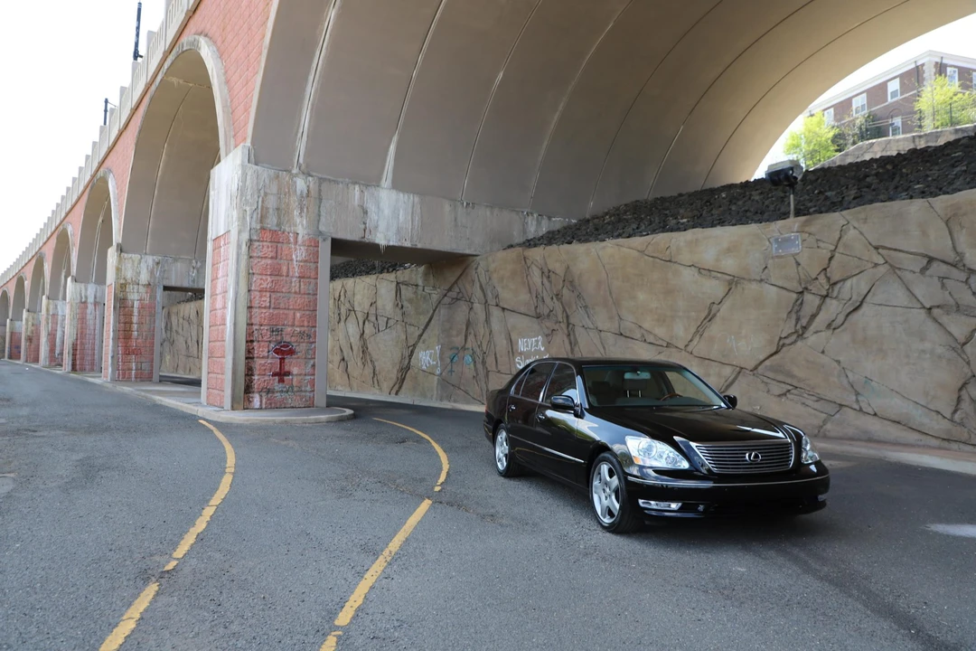 2005 Lexus LS 3rd Gen - Image 24 of 31