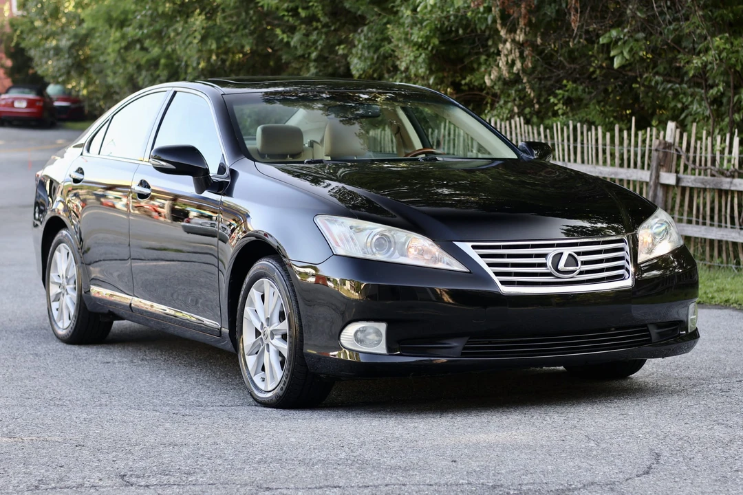 2010 Lexus ES 5th Gen - Image 2 of 31