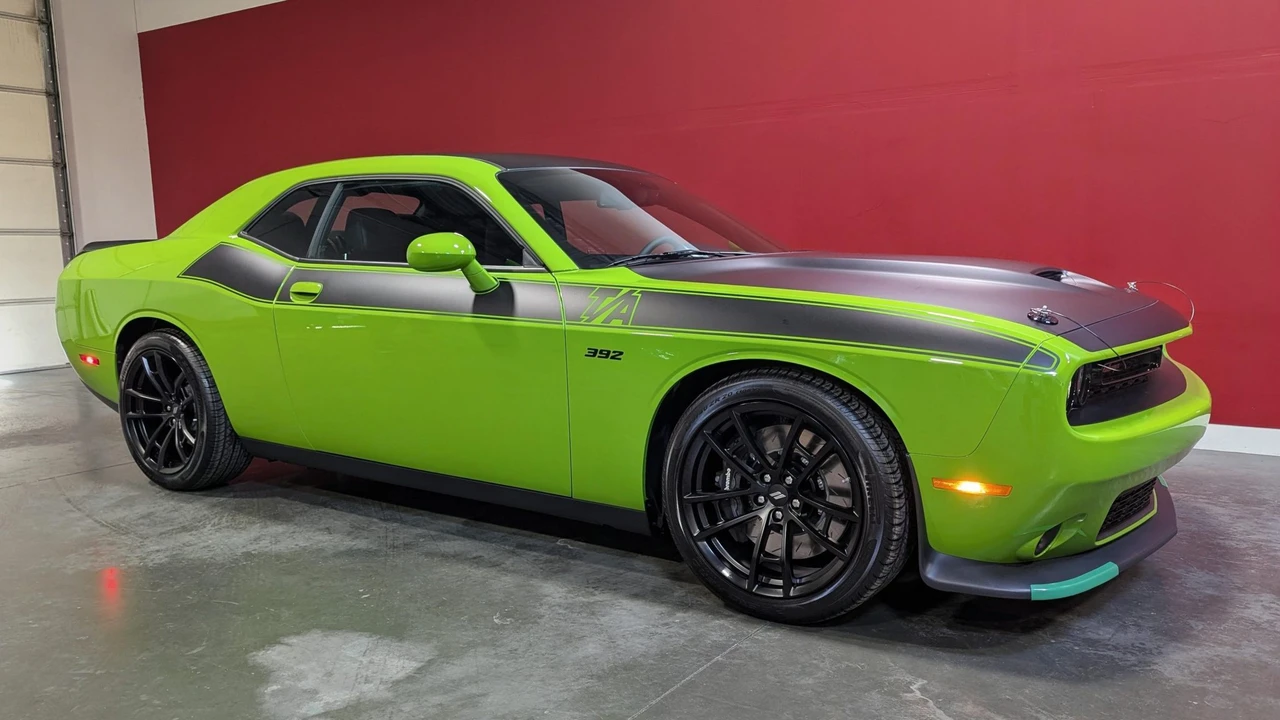 2017 Dodge Challenger SRT8 & 392 3rd Gen - Image 27 of 31