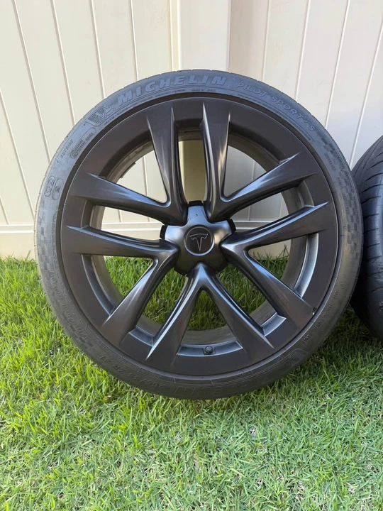 Tesla Model S Plaid - Image 7 of 10