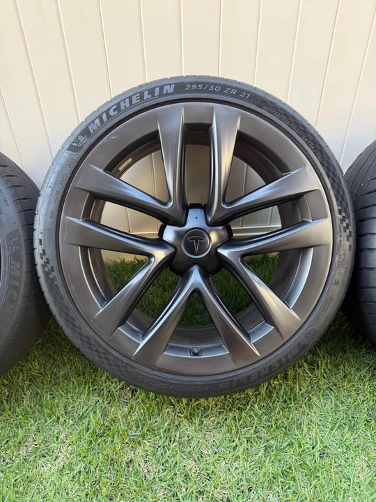 Tesla Model S Plaid - Image 5 of 10
