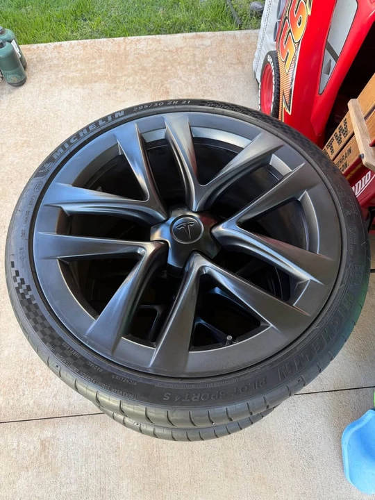 Tesla Model S Plaid - Image 9 of 10