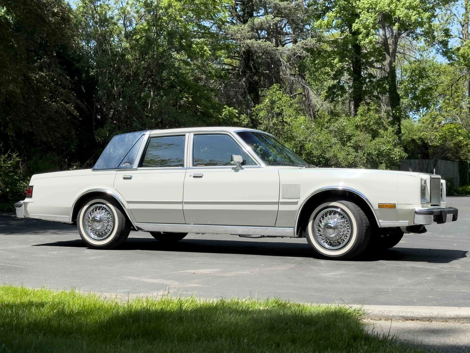 1987 Chrysler New Yorker - Image 9 of 31