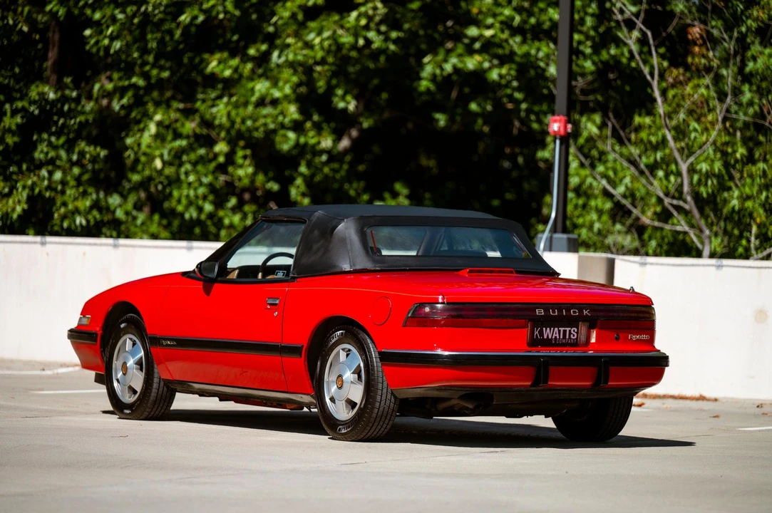 1990 Buick Reatta - Image 22 of 31