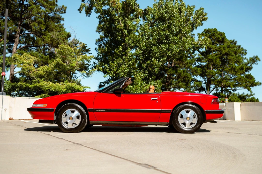 1990 Buick Reatta - Image 8 of 31