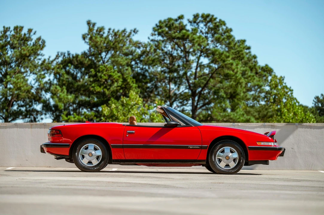 1990 Buick Reatta - Image 17 of 31