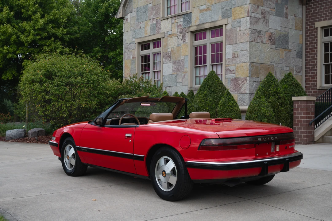 1990 Buick Reatta - Image 10 of 31