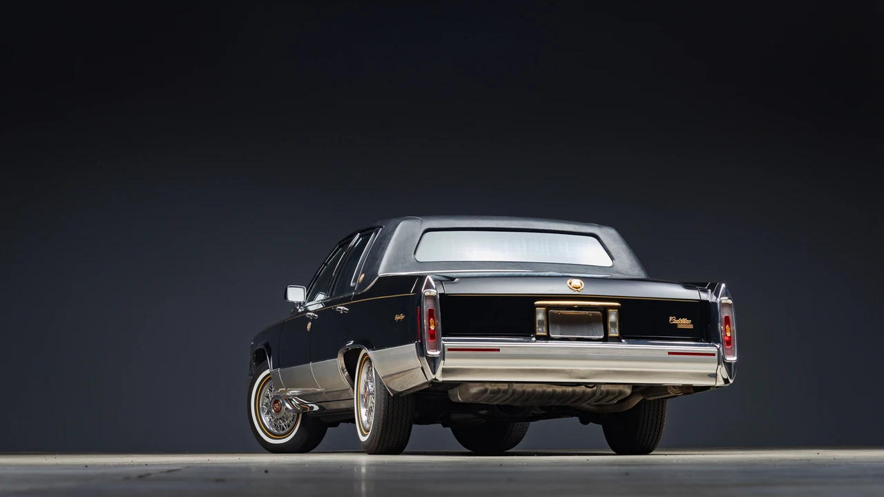 1990 Cadillac Brougham - Image 10 of 31