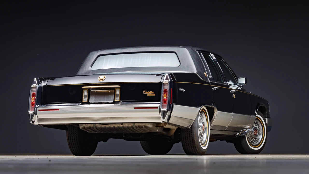 1990 Cadillac Brougham - Image 16 of 31