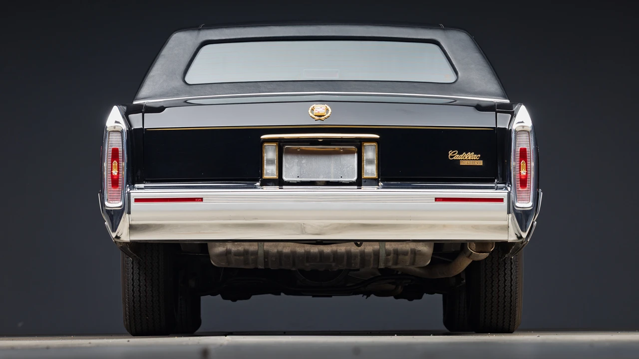 1990 Cadillac Brougham - Image 17 of 31
