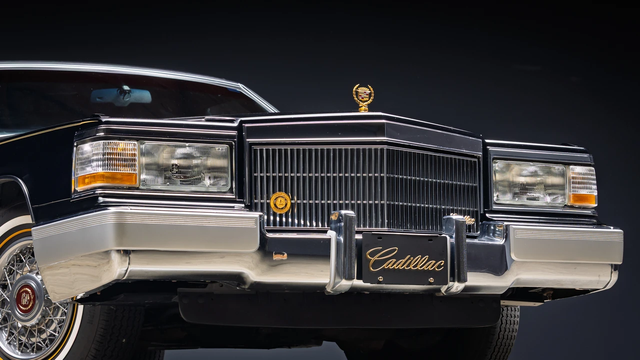 1990 Cadillac Brougham - Image 26 of 31