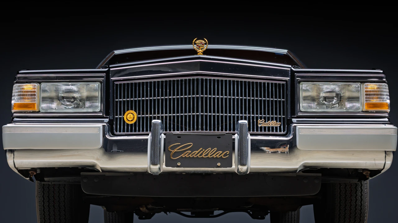 1990 Cadillac Brougham - Image 25 of 31