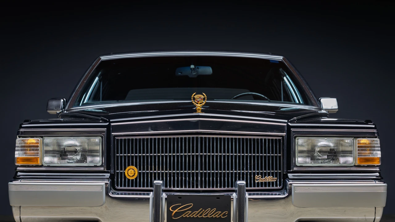 1990 Cadillac Brougham - Image 23 of 31