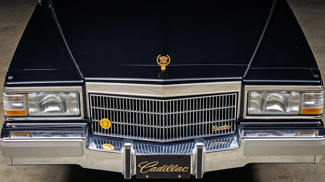 1990 Cadillac Brougham - Image 24 of 31