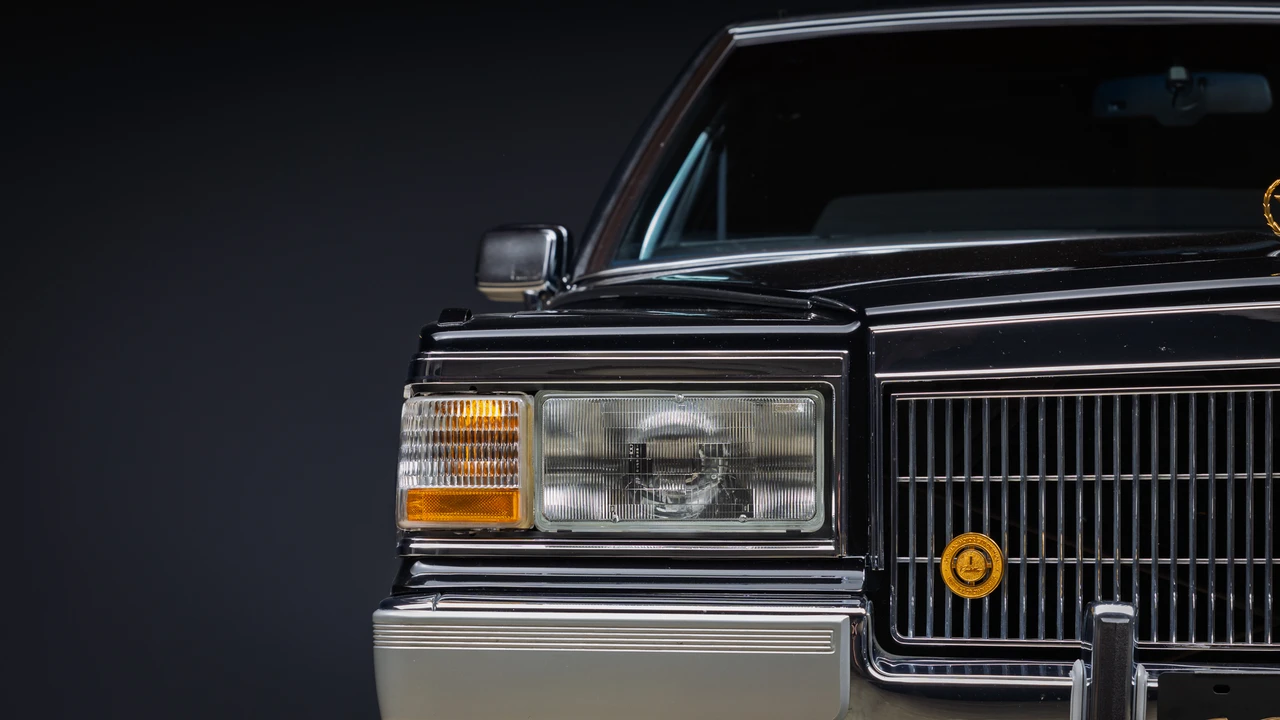1990 Cadillac Brougham - Image 29 of 31