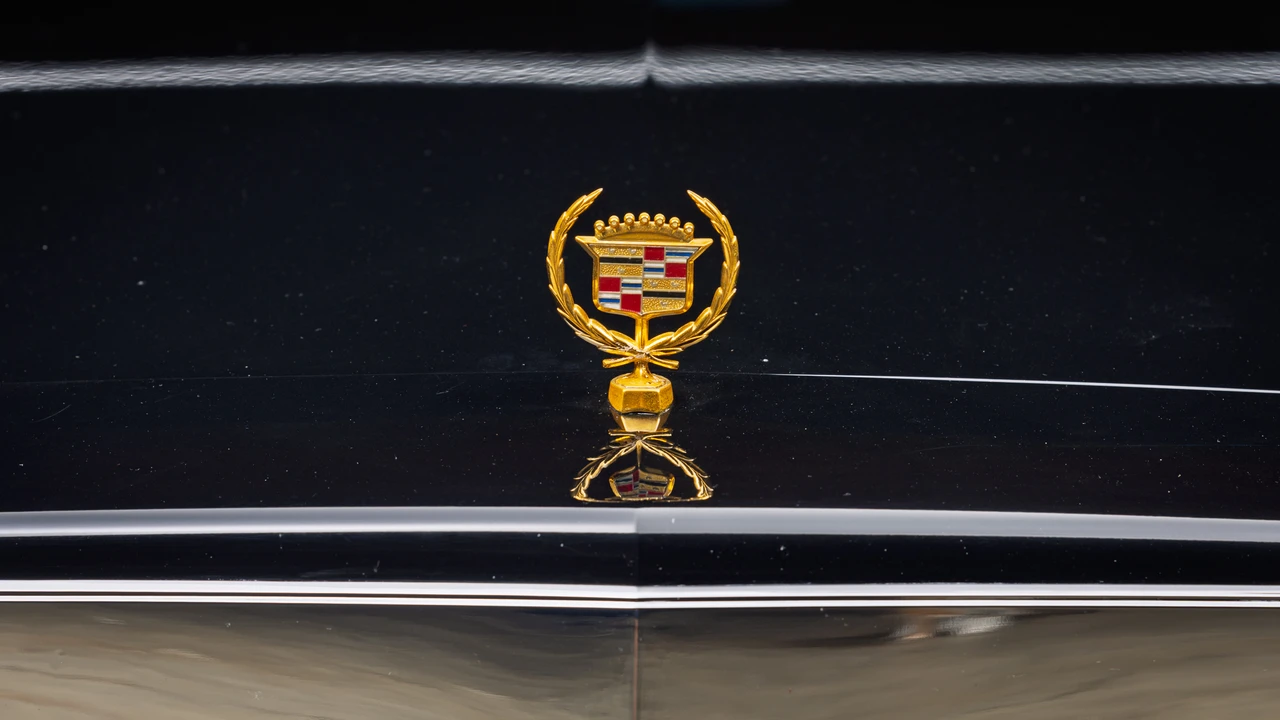 1990 Cadillac Brougham - Image 22 of 31
