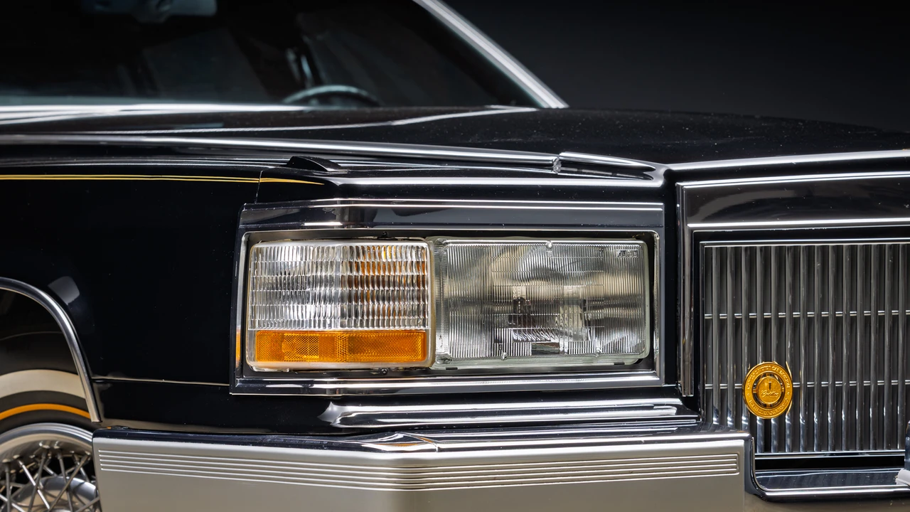 1990 Cadillac Brougham - Image 28 of 31