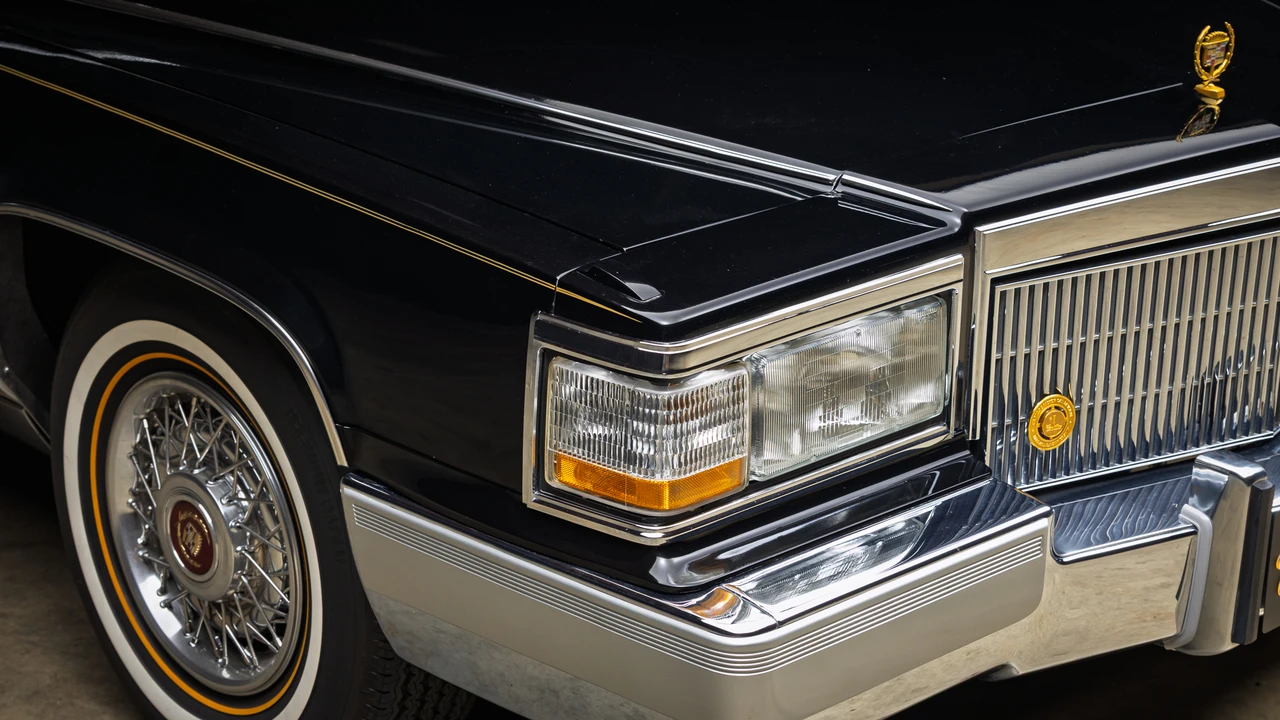 1990 Cadillac Brougham - Image 27 of 31