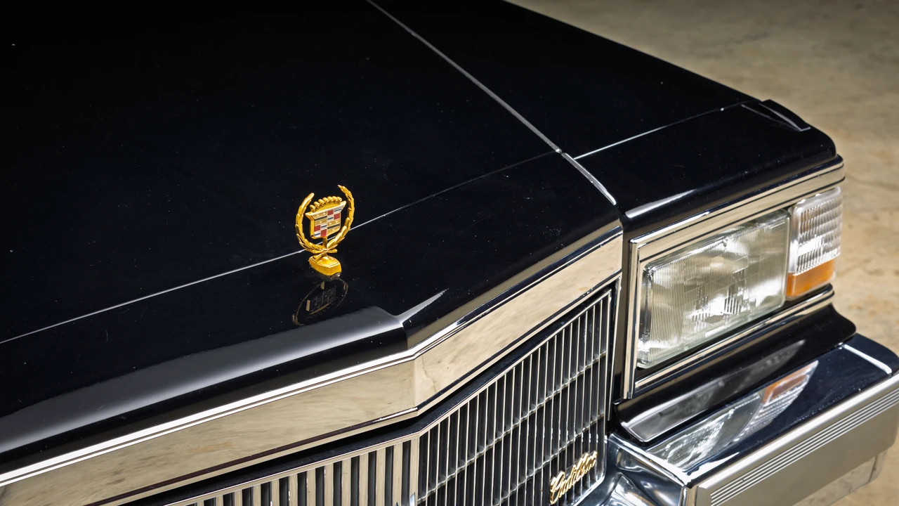 1990 Cadillac Brougham - Image 21 of 31