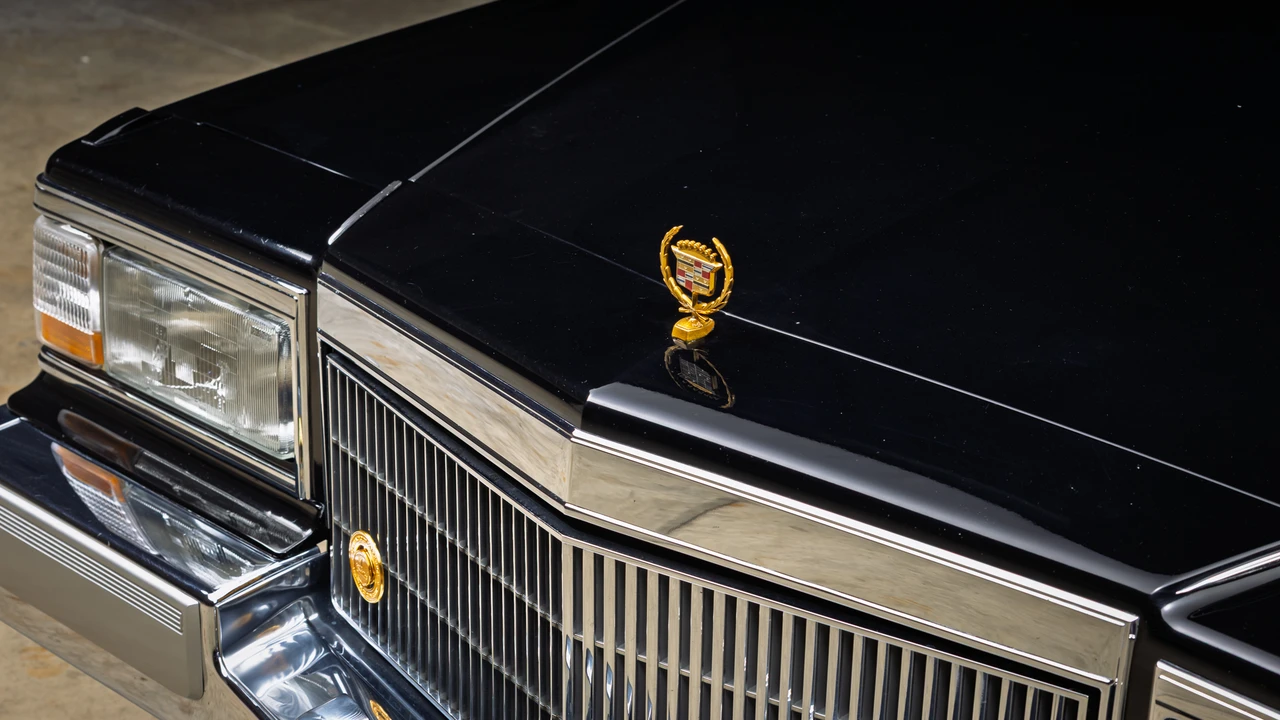 1990 Cadillac Brougham - Image 19 of 31