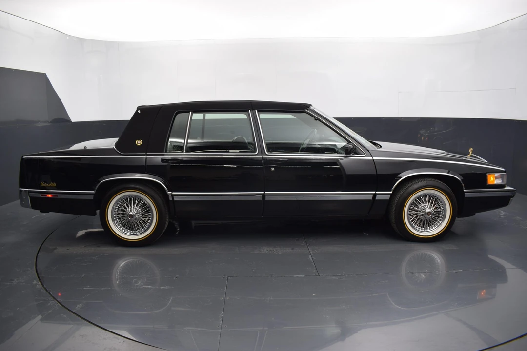 1992 Cadillac DeVille 7th Gen - Image 14 of 31