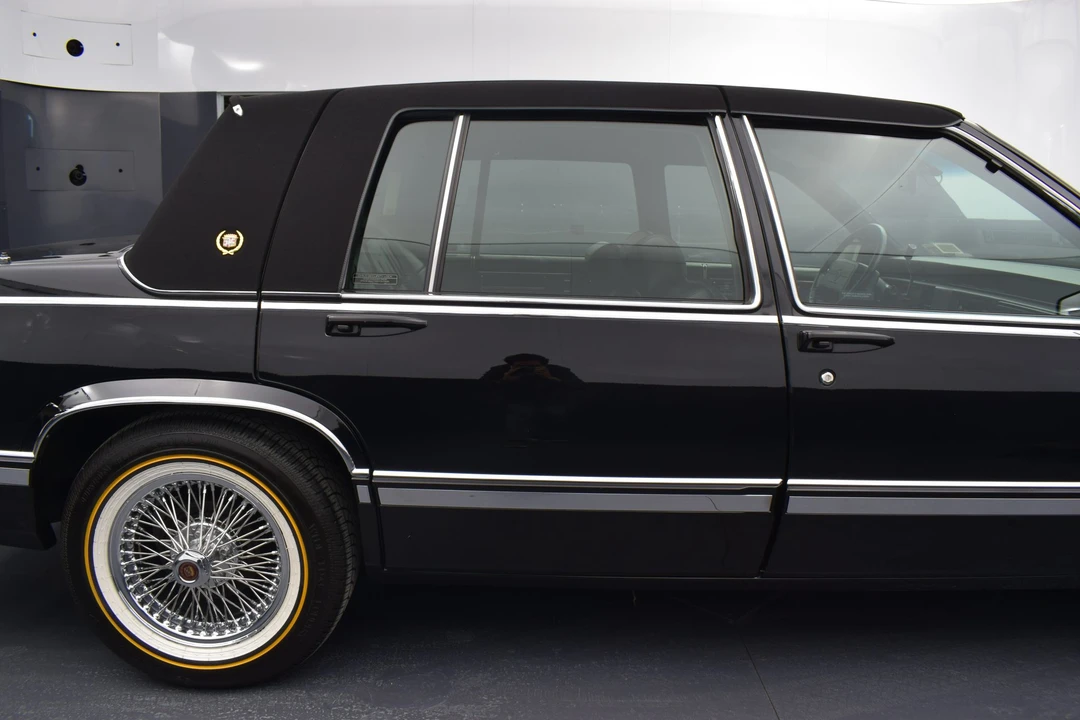 1992 Cadillac DeVille 7th Gen - Image 15 of 31