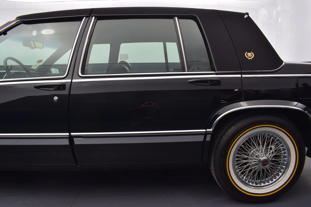 1992 Cadillac DeVille 7th Gen - Image 19 of 31