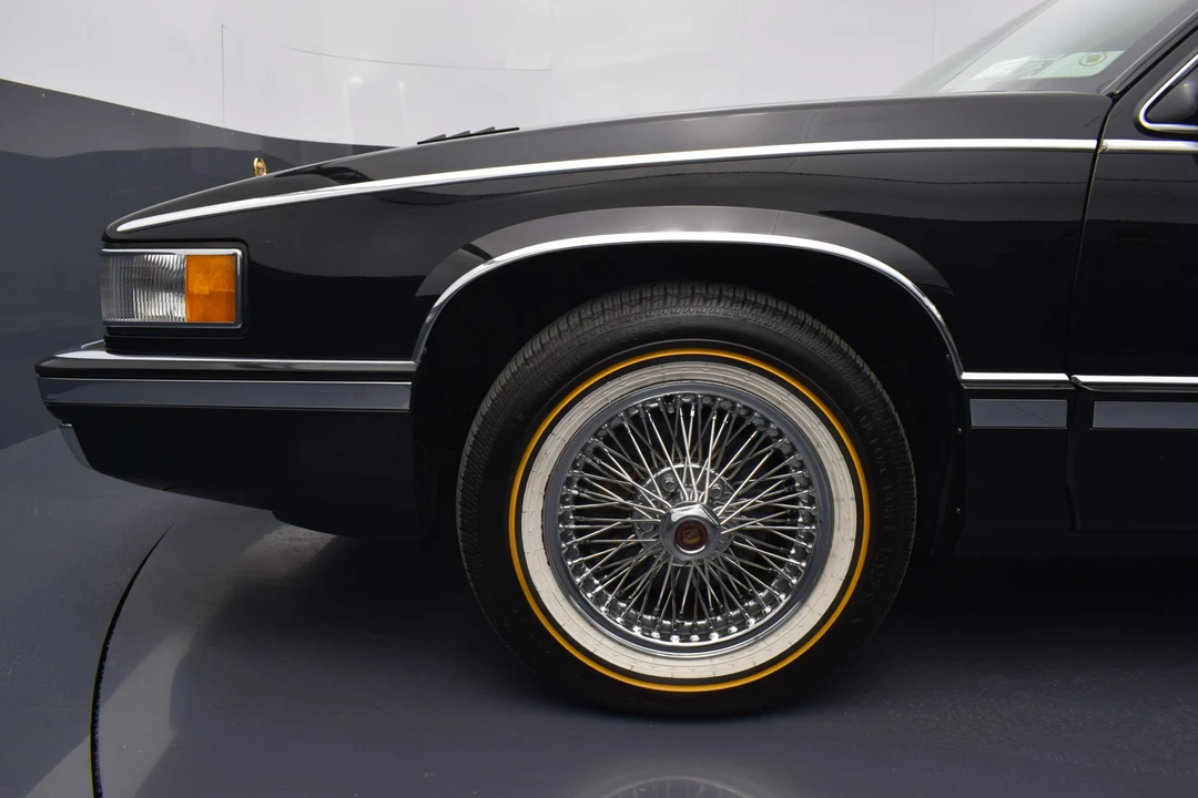 1992 Cadillac DeVille 7th Gen - Image 17 of 31