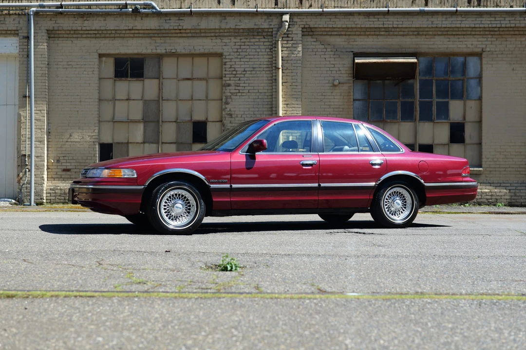 1993 Ford Crown Victoria - Image 3 of 31