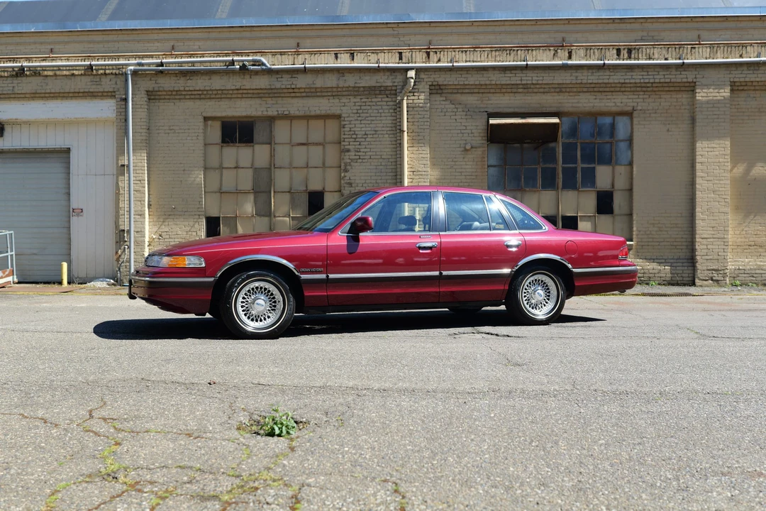 1993 Ford Crown Victoria - Image 2 of 31