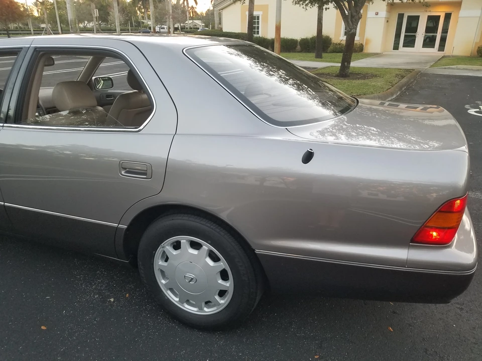 1997 Lexus LS 2nd Gen - Image 23 of 31