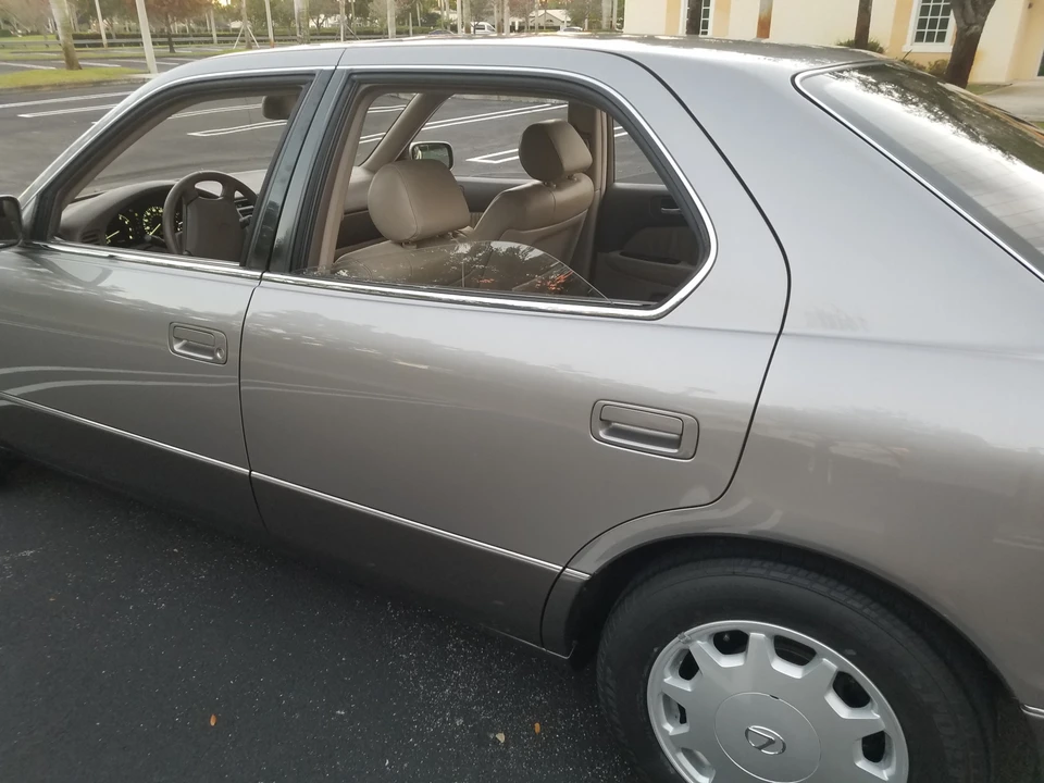 1997 Lexus LS 2nd Gen - Image 22 of 31