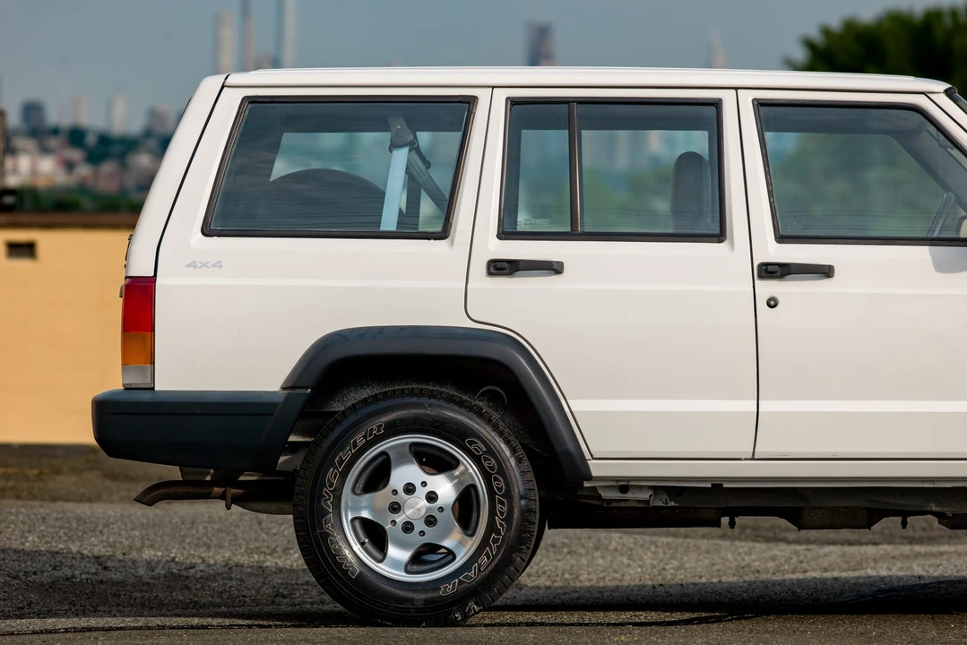 1999 Jeep XJ Cherokee - Image 23 of 31