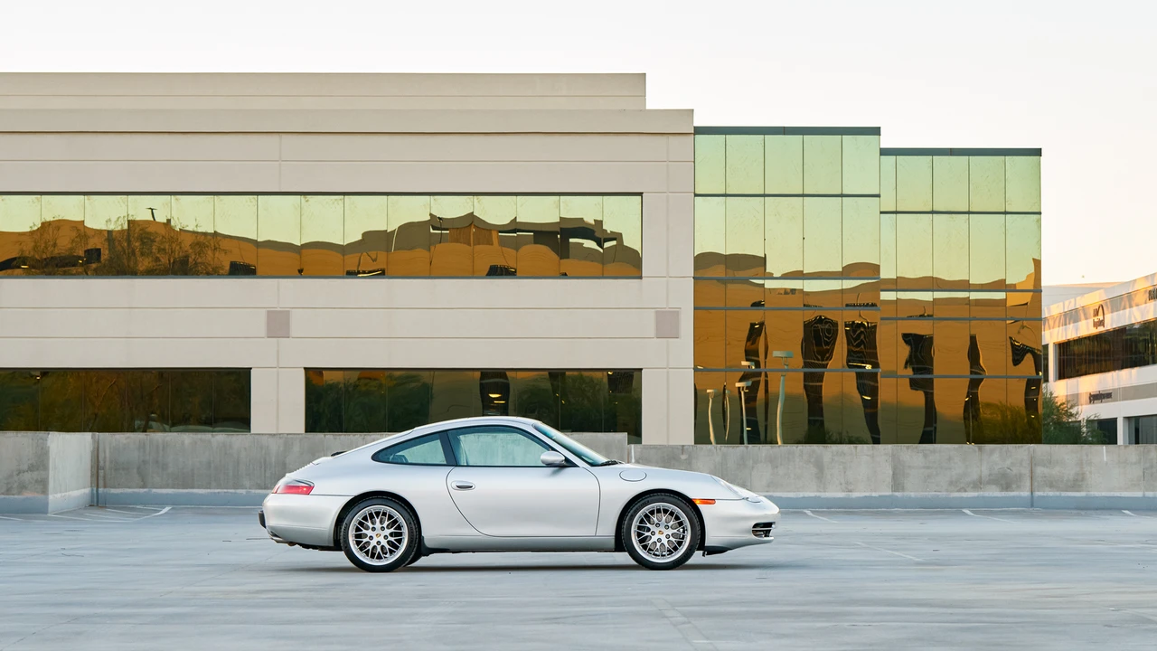 2001 Porsche 996 Carrera - Image 12 of 31