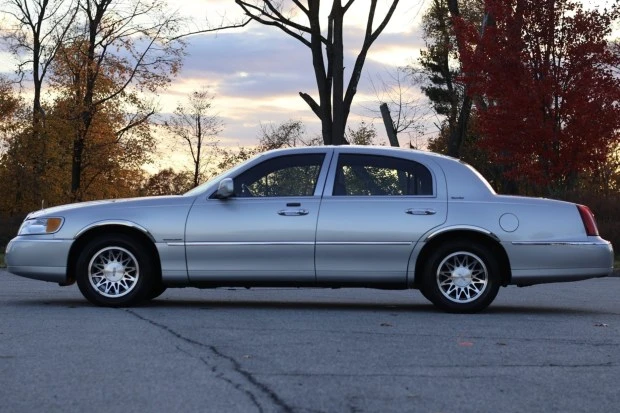 2002 Lincoln Town Car - Image 3 of 7